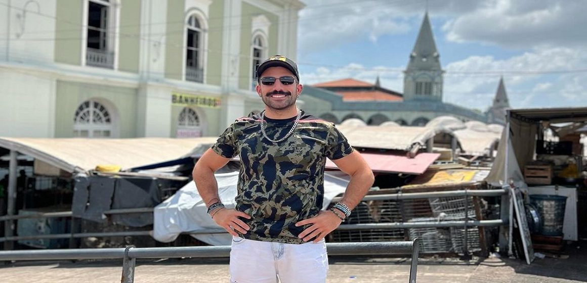 Ex-BBB Kaysar visita Ver-o-Peso e toma açaí