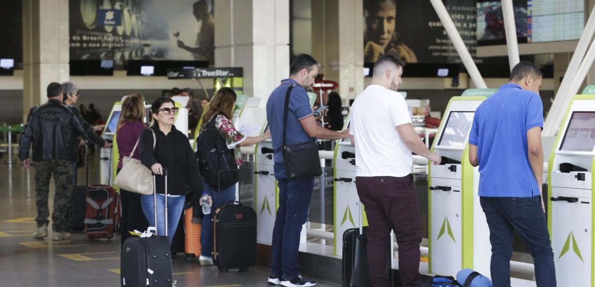 Voa Brasil será destinado a aposentados e estudantes do Prouni com passagens aéreas a R$ 200