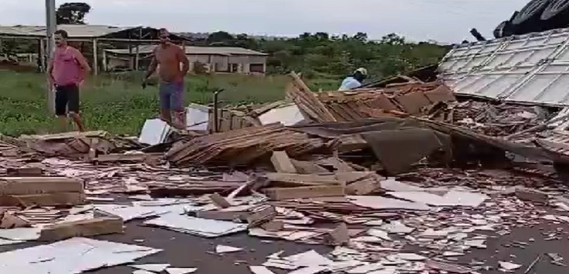 No Nordeste do Pará, caminhão com lajota colide com S10
