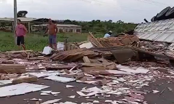No Nordeste do Pará, caminhão com lajota colide com S10