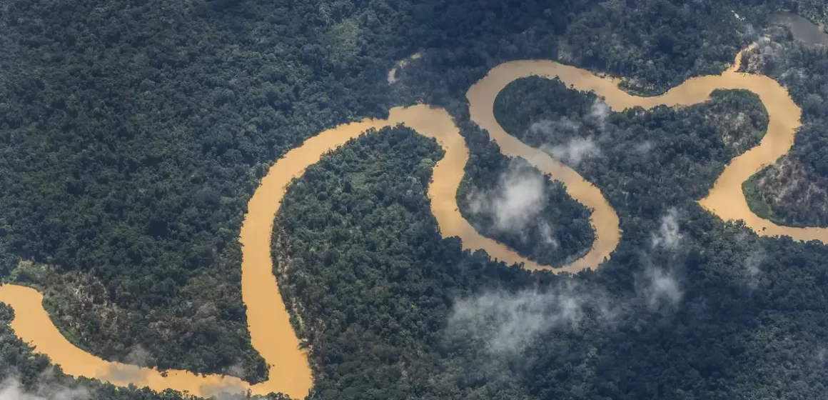 Garimpo desacelera, mas segue inviabilizando saúde do povo Yanomami