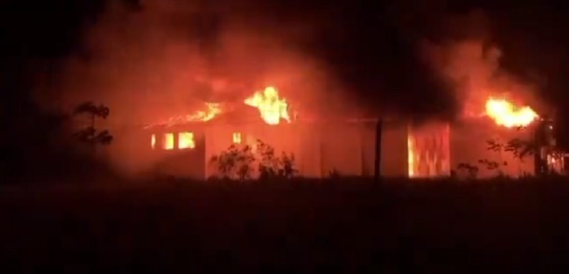 Incêndio de grandes proporções atinge fábrica de colchões em Castanhal