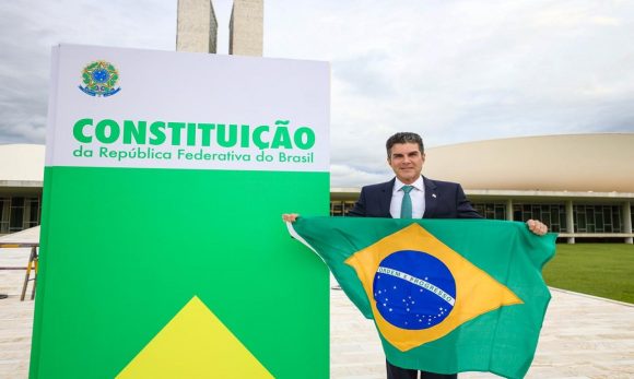 Helder afirma que democracia no Brasil é inegociável