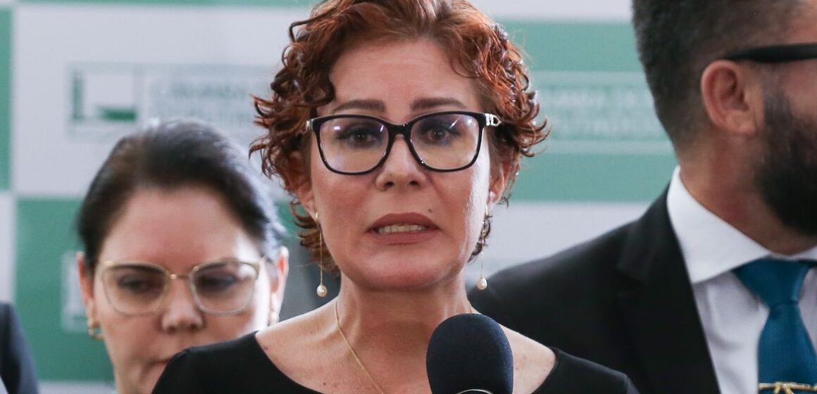 TSE multa deputada Zambelli em R$ 30 mil por fake news sobre e-Título