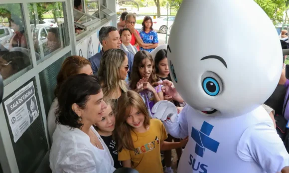 Momento histórico, diz ministra sobre início da vacinação de crianças