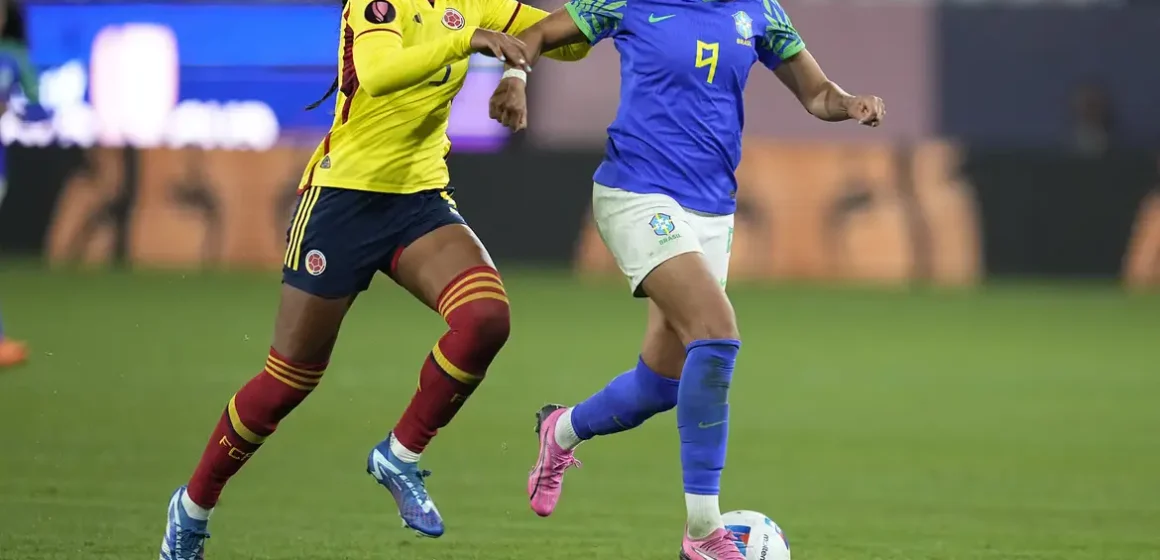 Seleção feminina de futebol vence e se classifica na Copa Ouro
