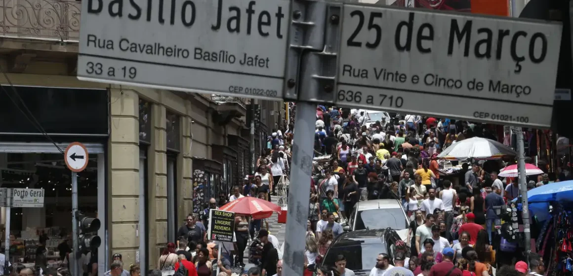 Governo adia por 3 meses portaria sobre trabalho aos feriados