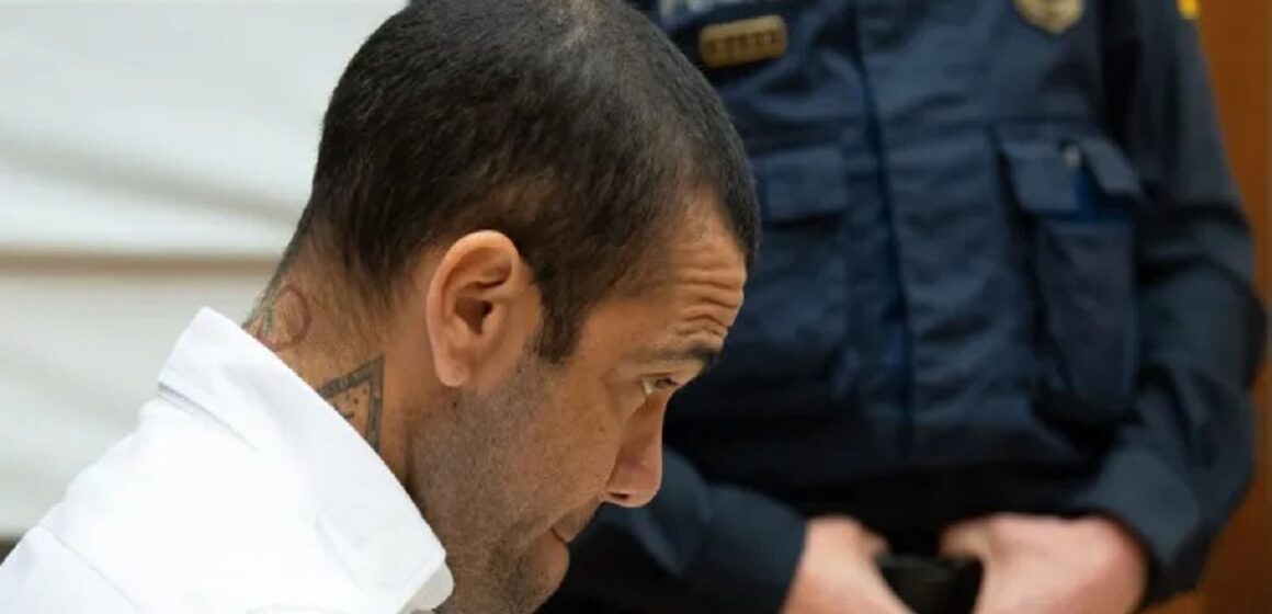 Brasileiro Daniel Alves é condenado a 4 anos e 6 meses de prisão