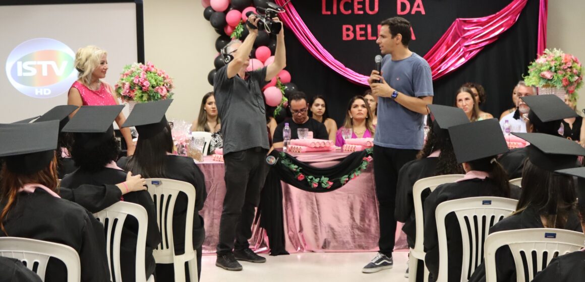 Cris Lopes e Liceu da Beleza reúnem 250 pessoas em formatura