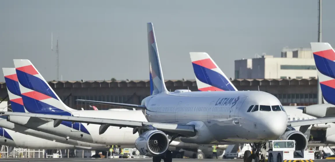 Com greve na Argentina, Latam e Gol cancelam voos para país vizinho
