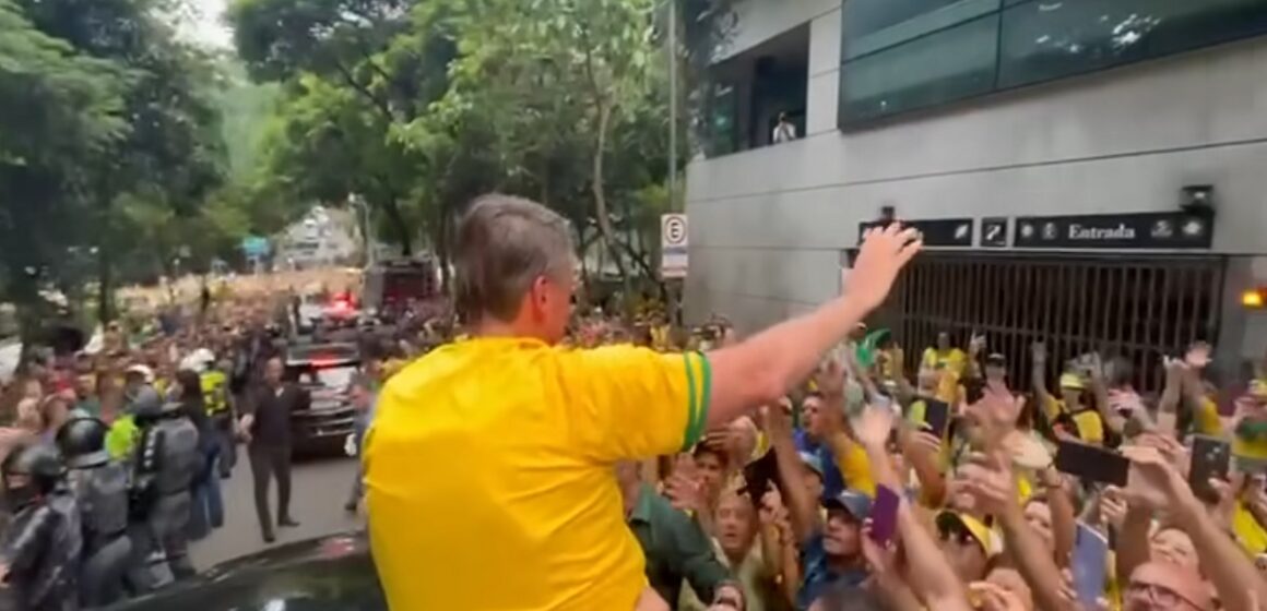 Bolsonaro e apoiadores ocupam Avenida Paulista em ato