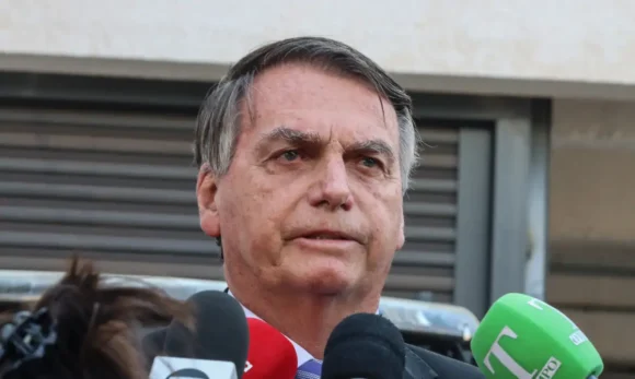 TSE multa Bolsonaro em R$ 15 mil por notícias falsas contra Lula 