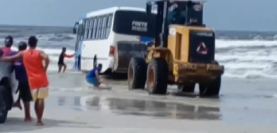 Em Salinópolis, dois ônibus são ‘engolidos’ pelo mar
