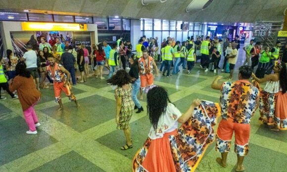 Ao som de carimbó, Setur recebe passageiros do voo inaugural Belém-Brasília, da Azul