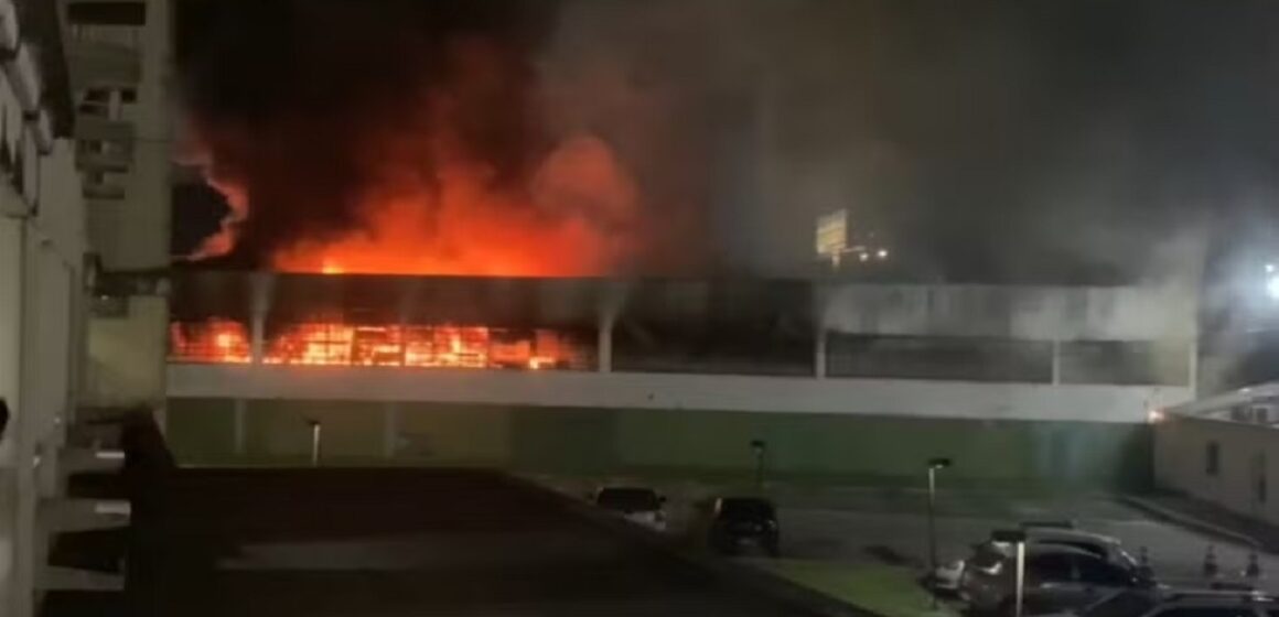 Incêndio atinge prédio comercial em Ananindeua