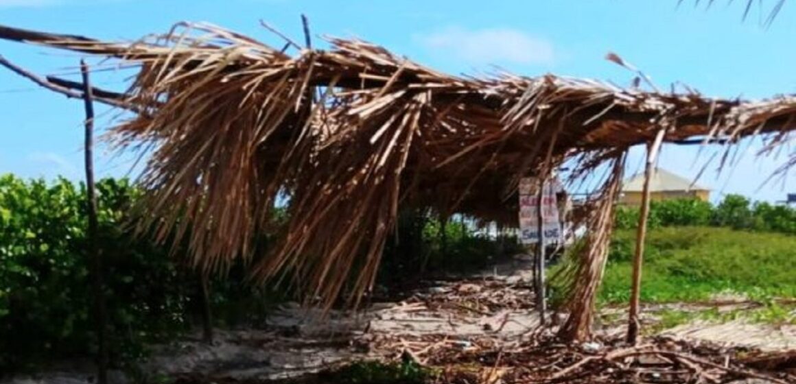 Ondas fortes destroem barracas em praia de Salinópolis