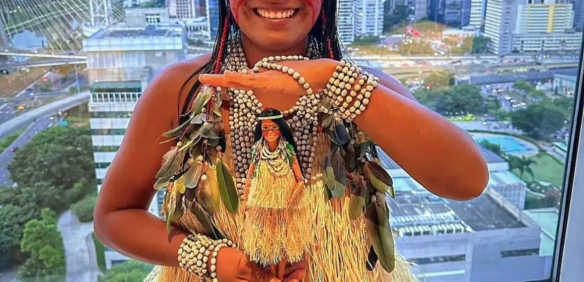 Indígena brasileira vira Barbie nos 65 anos da boneca