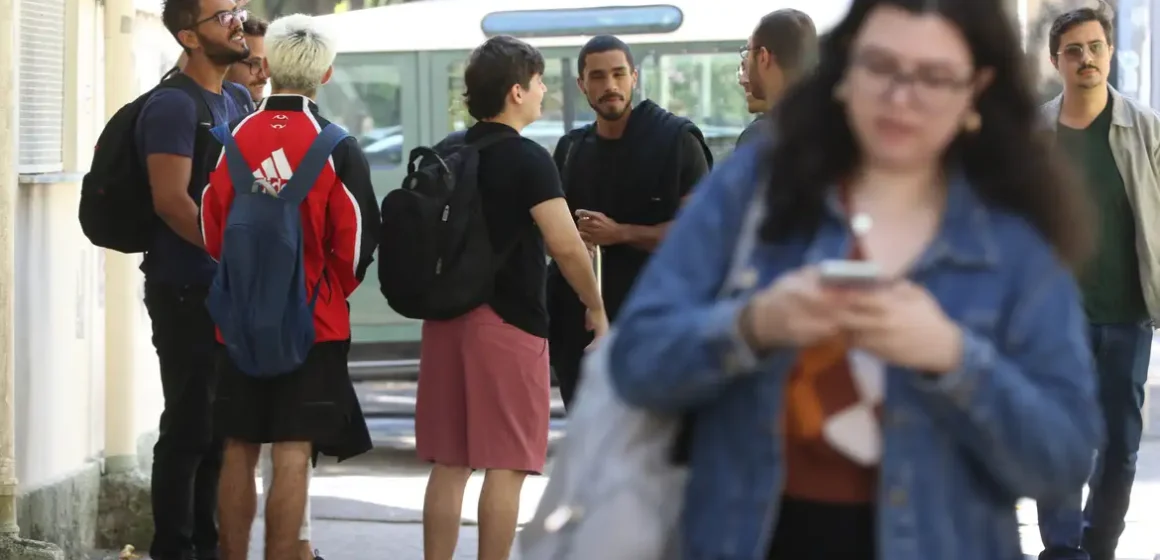 Quase 10 milhões de jovens sem ensino básico estão fora da escola