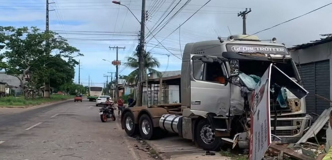 Em Barcarena, caminhoneiro dirige na contramão, bate em carro e deixa feridos