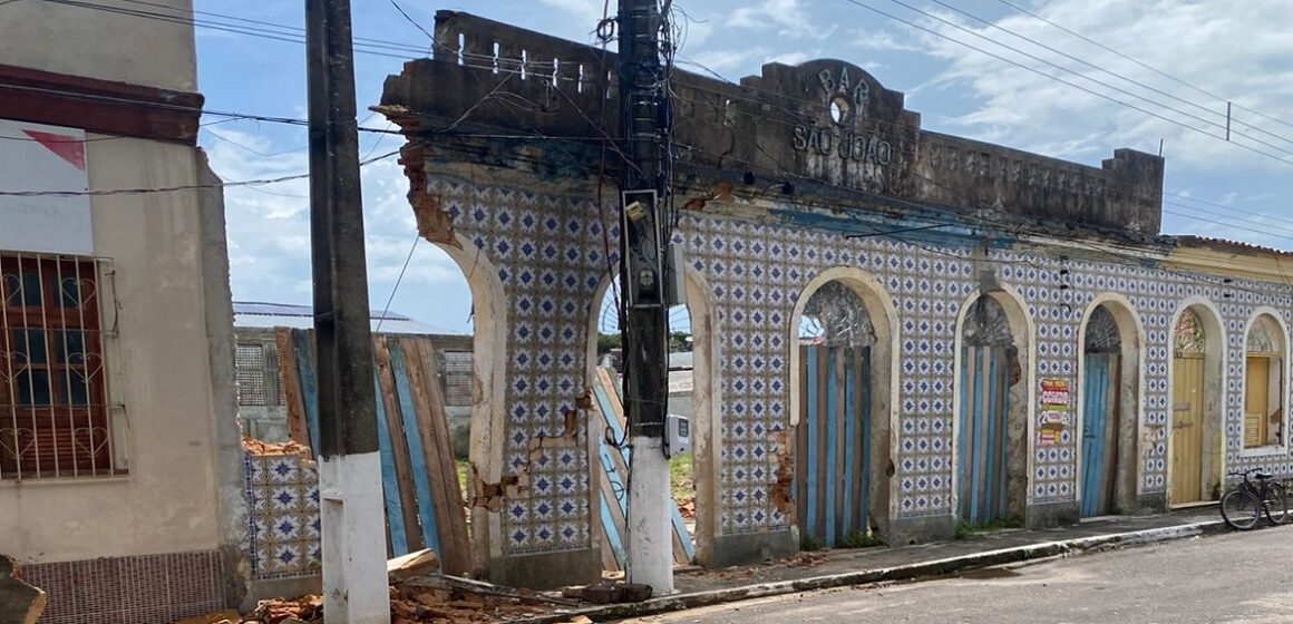 Em Cametá, fachada de prédio centenário desaba