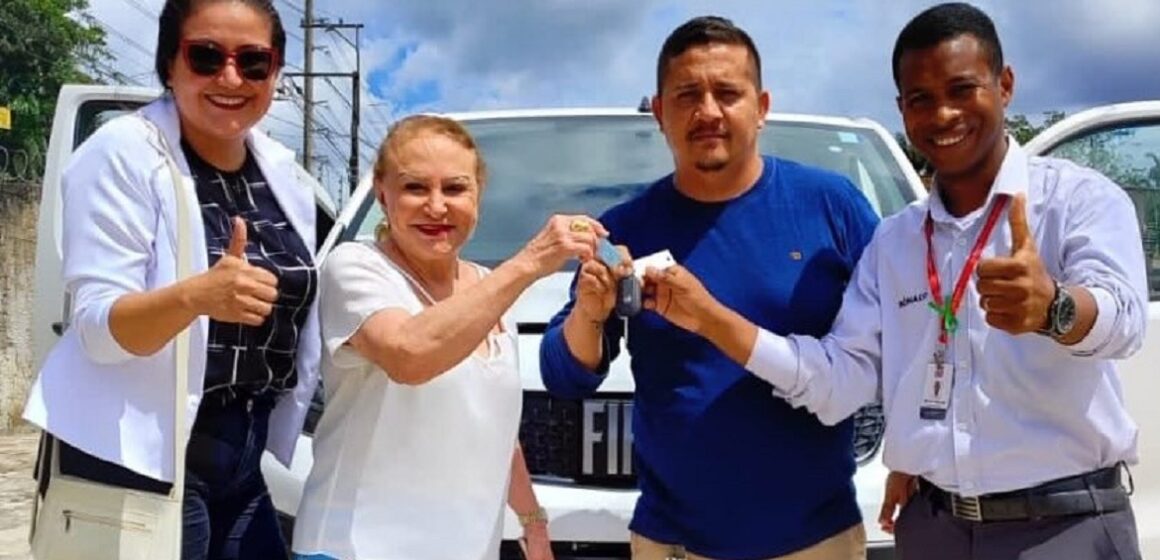 Elcione entrega benefício em Gurupá