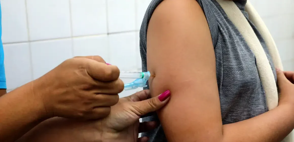 Com doses próximas do vencimento, Saúde amplia vacinação contra dengue