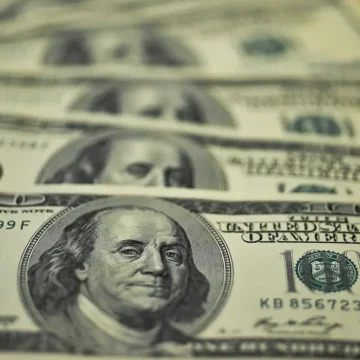 Dólar atinge maior valor em mais de um ano