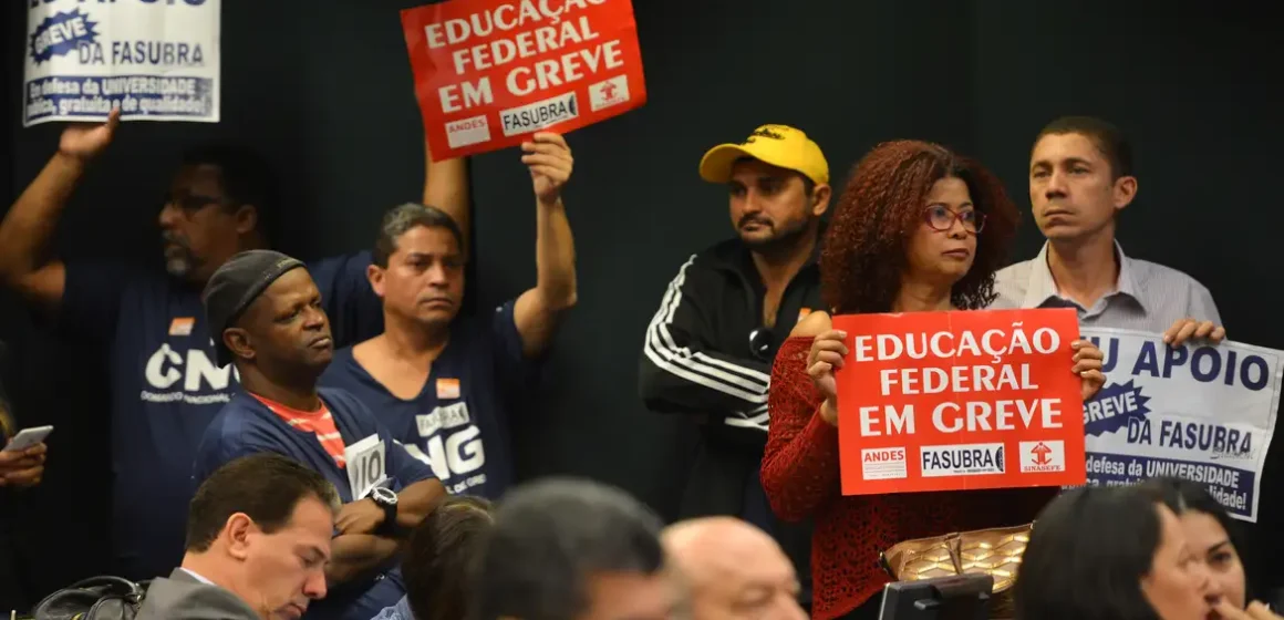 Servidores federais de educação param em 360 unidades de ensino