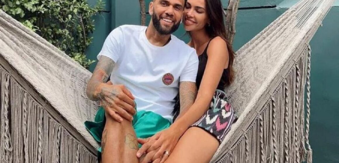 Daniel Alves e ex-esposa postam foto juntos em possível volta do casal