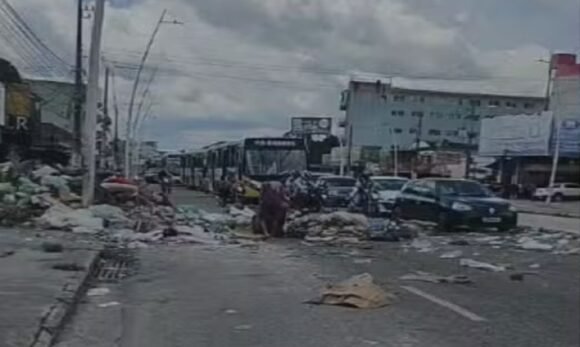 Moradores protestam em Belém e fecham a Augusto Montenegro com lixo