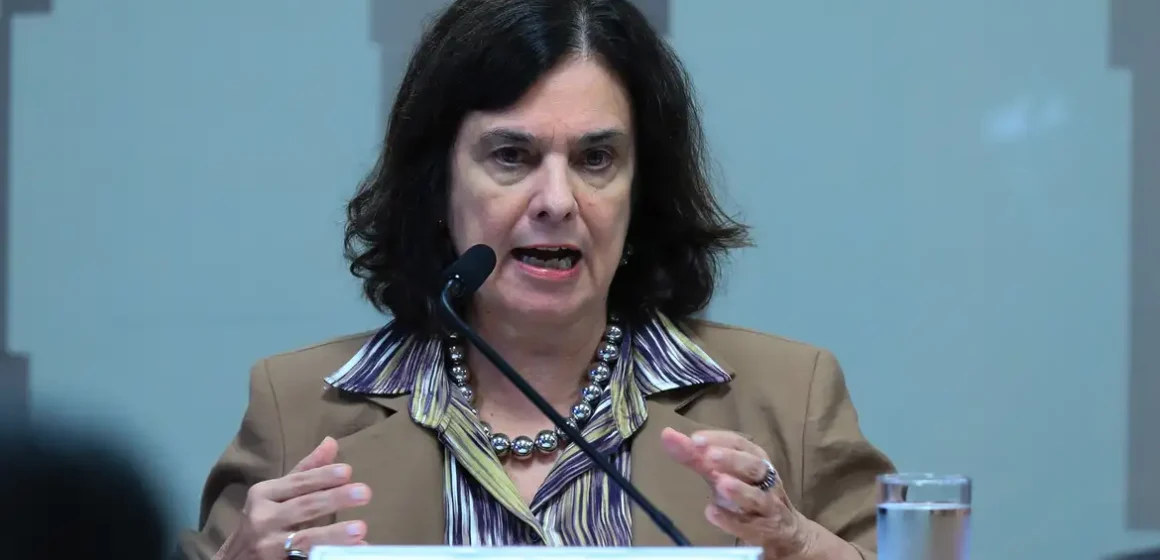 Ministra cita negacionismo ao comentar baixa adesão à vacina da dengue