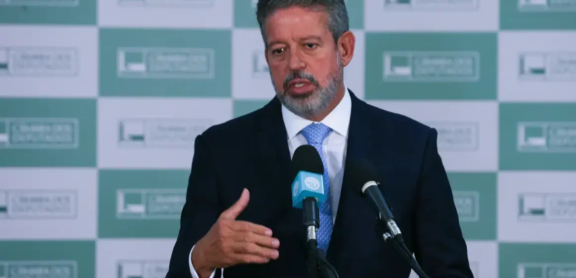 Lira critica Padilha; ministro reage com vídeo de Lula