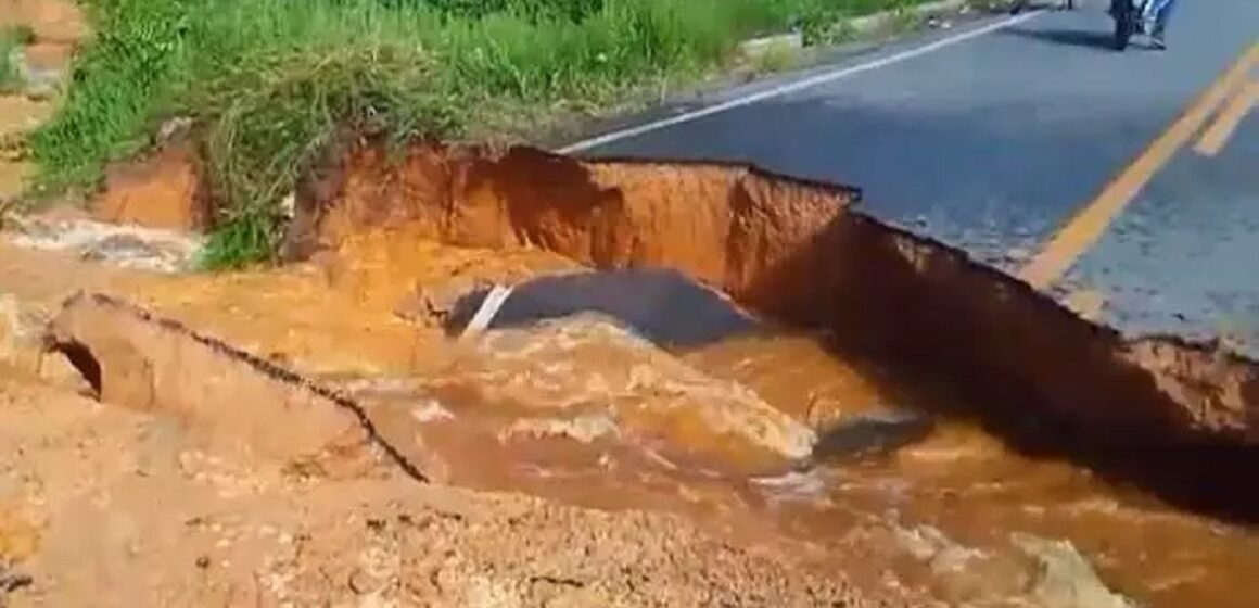 Em Mocajuba, cratera se abre após fortes chuvas em trecho da PA-151