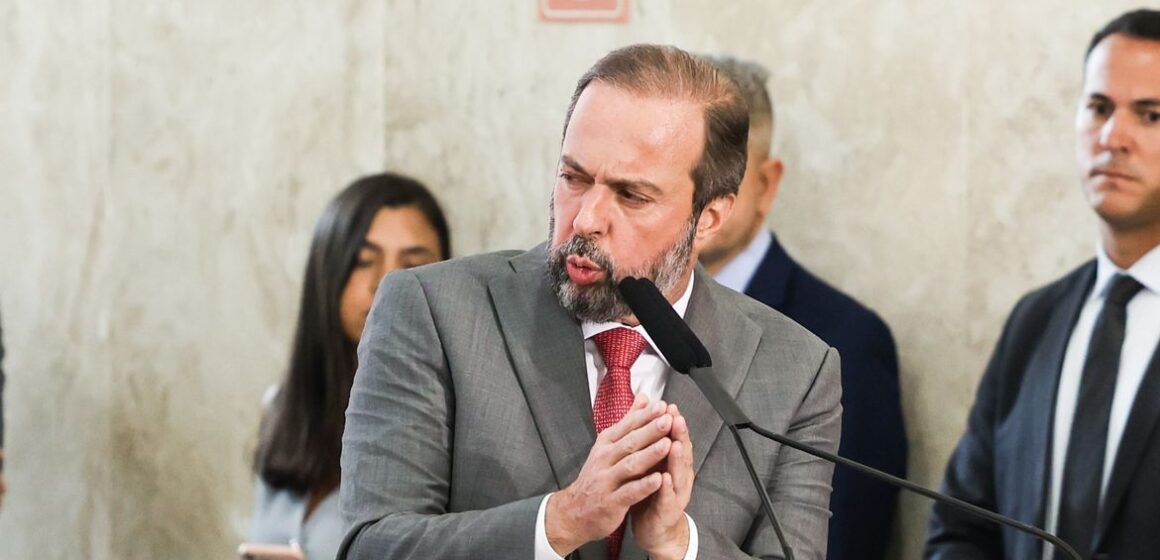 Ministro diz que demissão de presidente da Petrobras é especulação