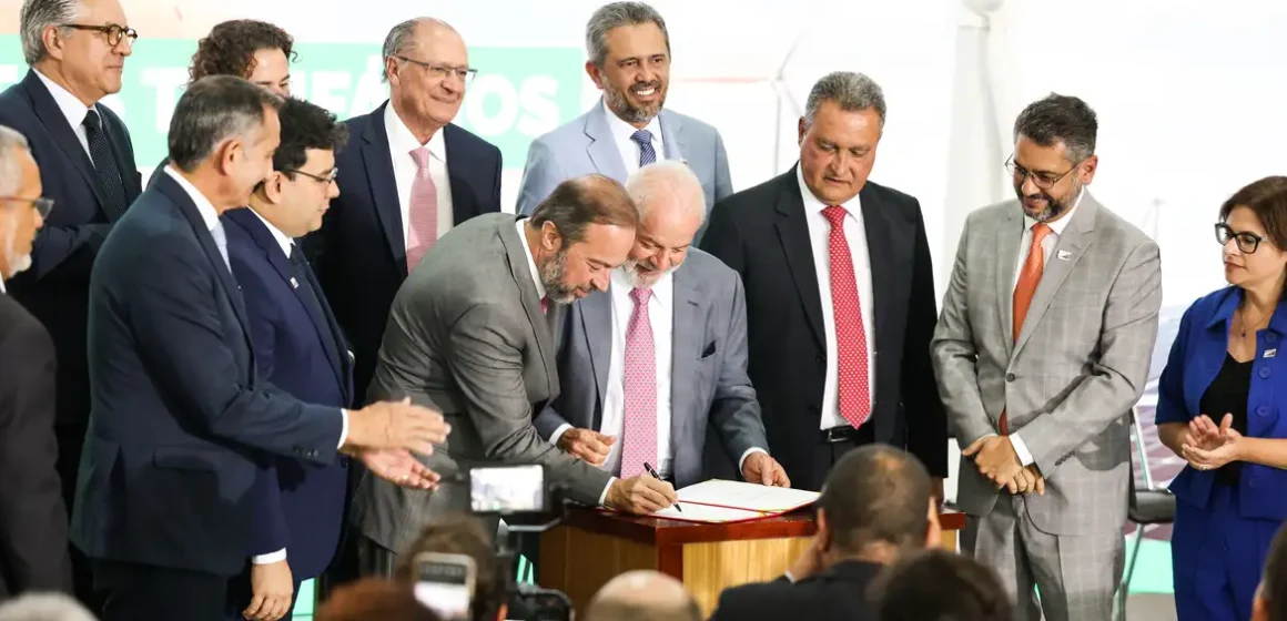 Lula assina MP que prevê redução de 3,5% a 5% na conta de luz
