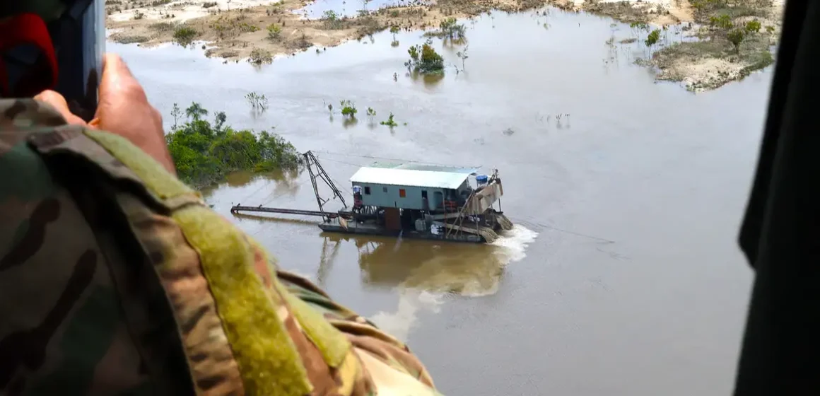 Na Amazônia, 77% do garimpo ficam a menos de 500 m de cursos d’água