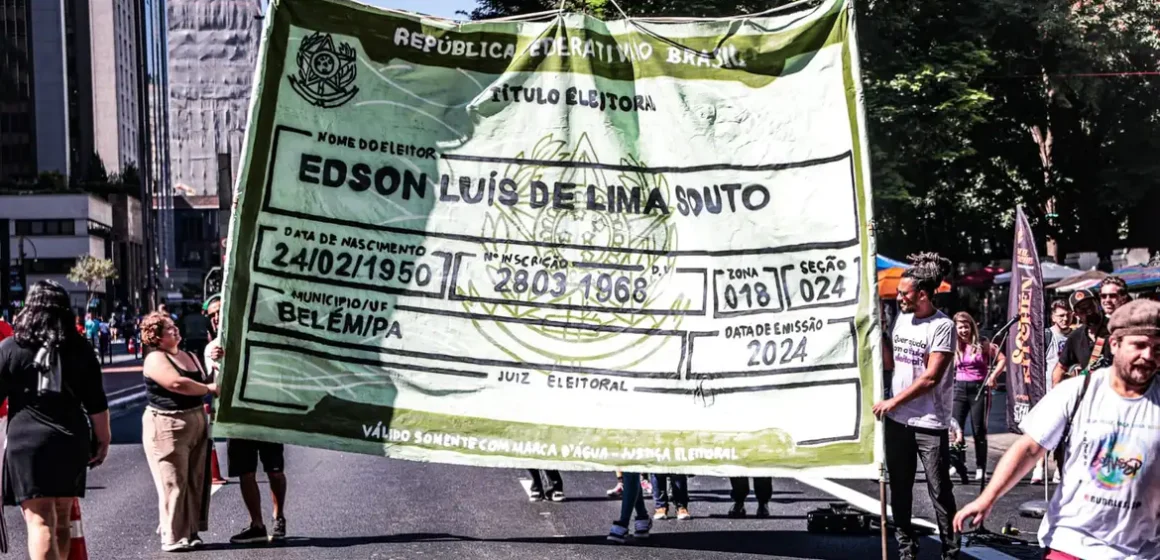 Campanha usa título de eleitor gigante para chamar jovens para votar