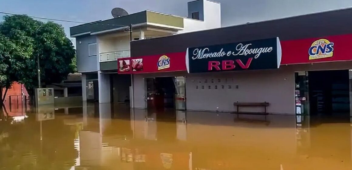 Chega a 90 o número de mortos após enchentes que atingem o Rio Grande do Sul