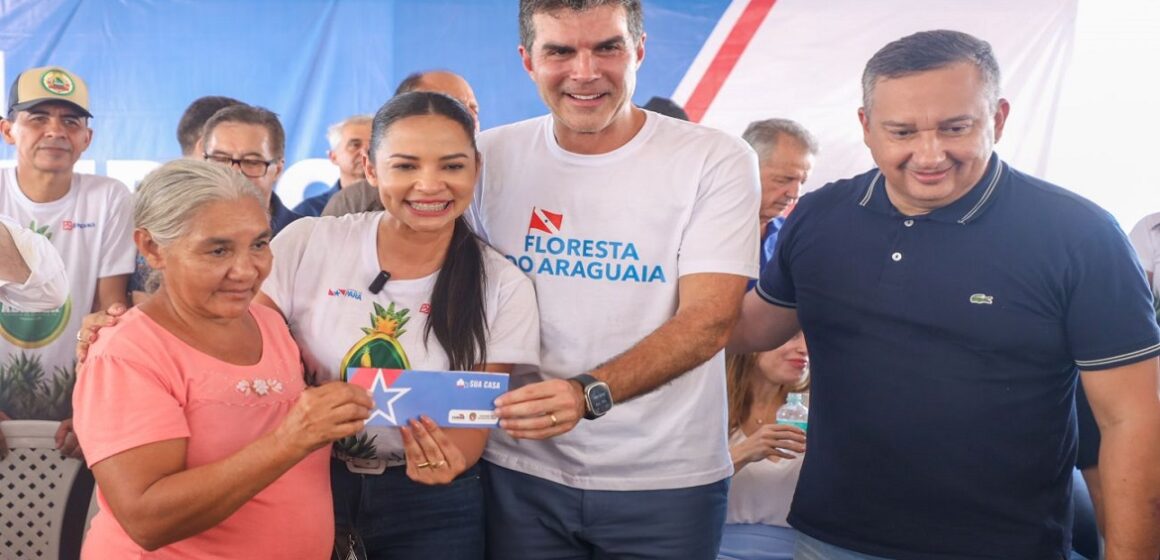 Helder entrega em Floresta do Araguaia benefícios do Sua Casa e do CredCidadão