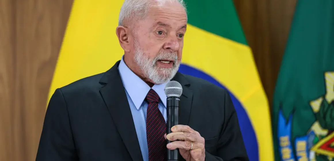 Lula recebe credenciais de oito novos embaixadores