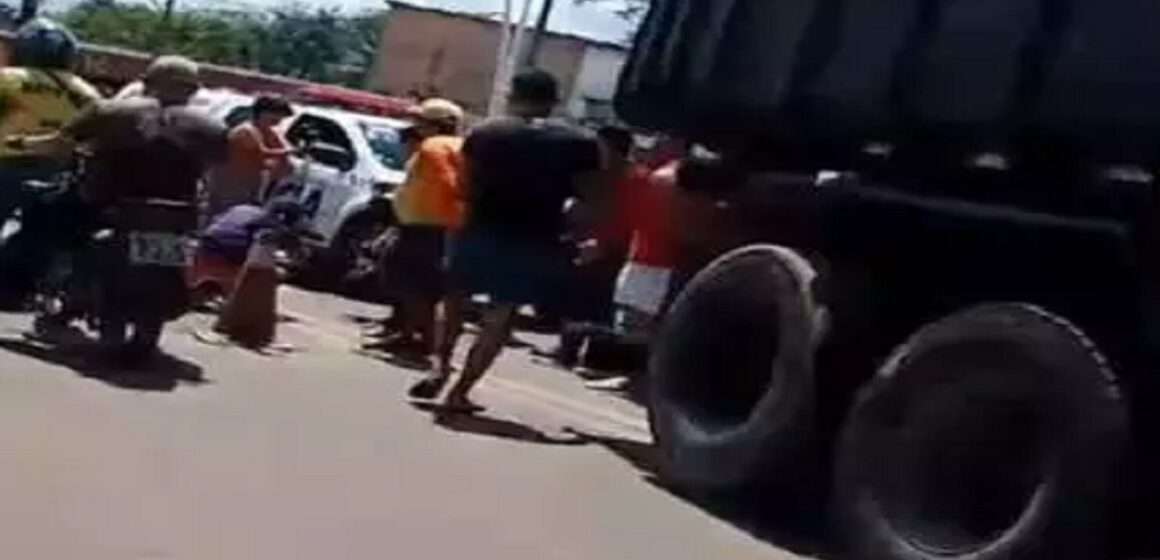 Em Benevides, homem morre atropelado após cair de caçamba