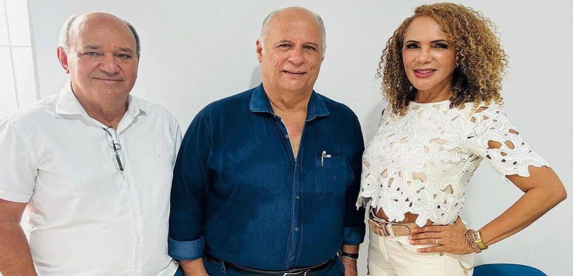 Adair Neves participa de inauguração
