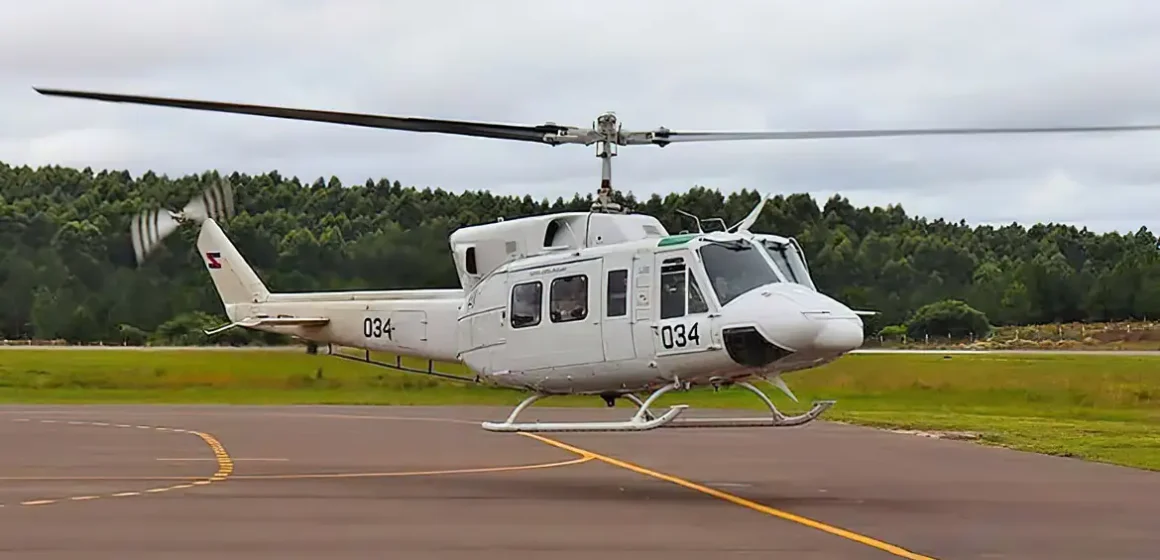 Helicóptero uruguaio ajuda em operações de resgate no RS