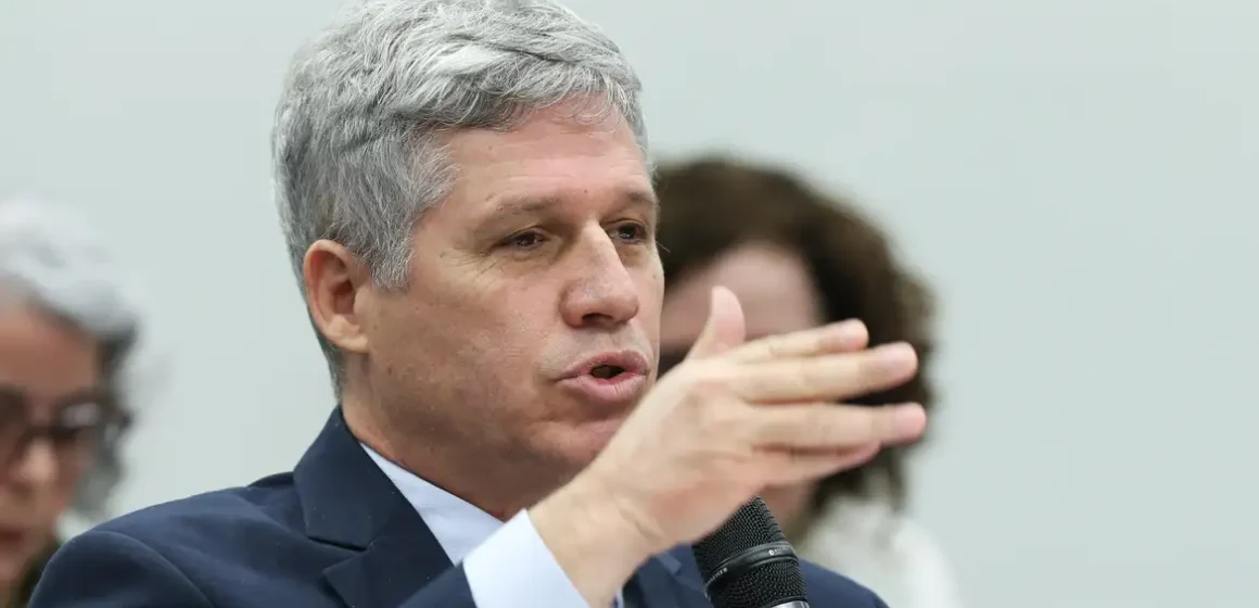Ministro confirma exoneração de diretor envolvido no leilão do arroz