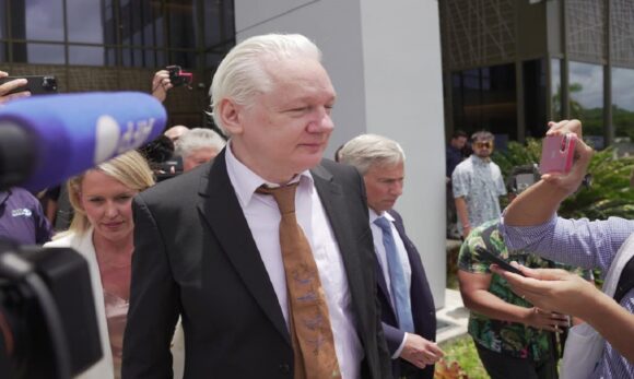 Fundador do WikiLeaks desembarca sob aplausos na Austrália