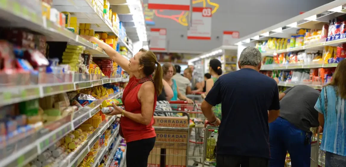 Intenção de consumo das famílias cresce pelo terceiro mês