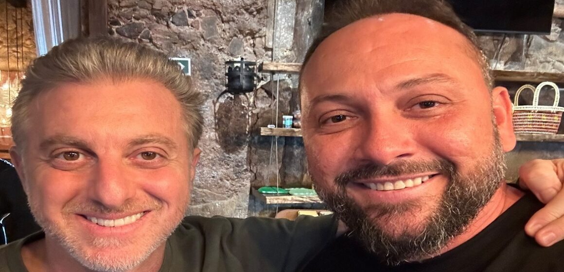 Luciano Huck visita Estação das Docas e restaurante de Belém