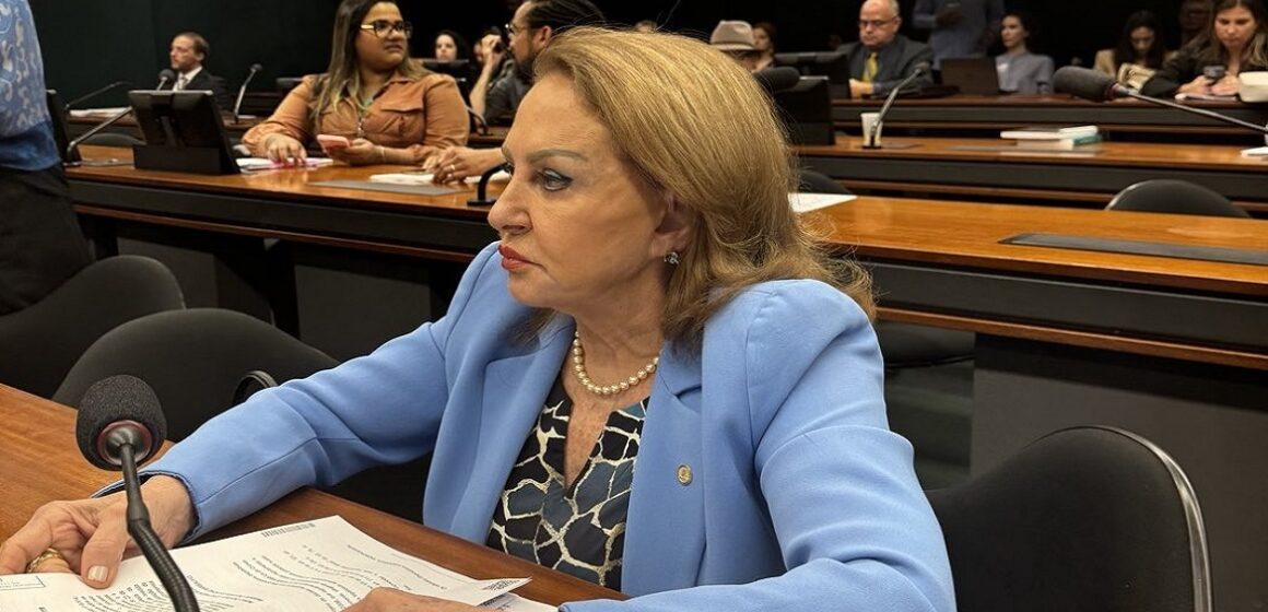 Elcione apoia projeto sobre lixo