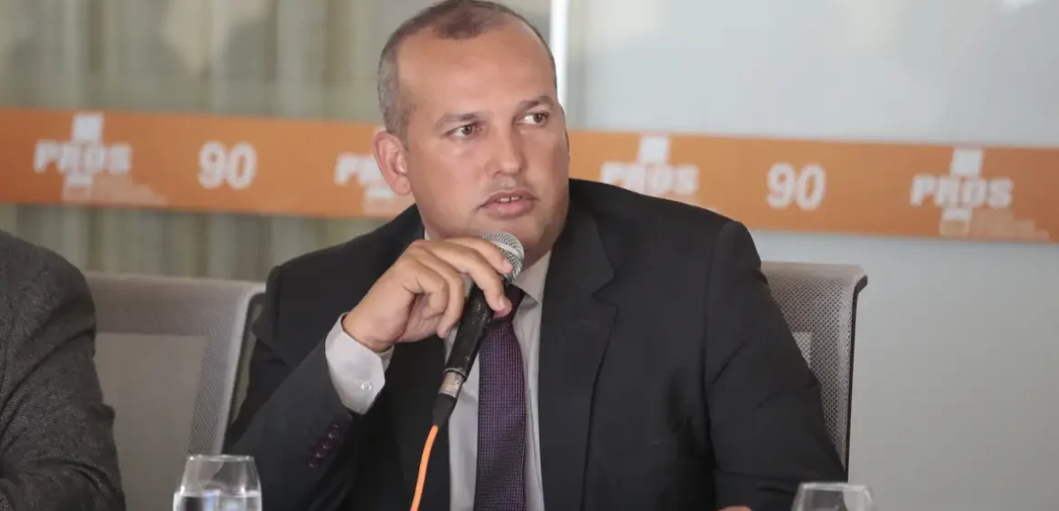 Presidente do Solidariedade entrega-se à PF após três dias foragido