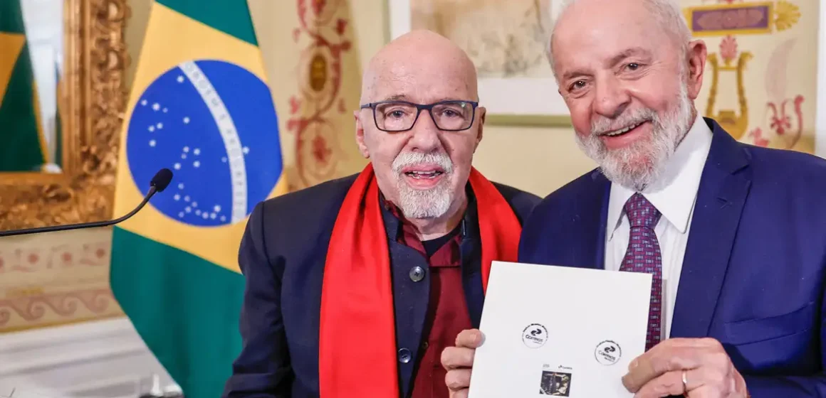 Lula lança selo dos Correios em celebração a obra de Paulo Coelho
